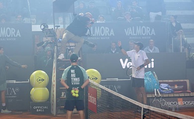 Quần vợt Italian Open 2026: Trận tứ kết giữa Luciano Darderi và Rafael Jodar bị gián đoạn vì khói pháo hoa