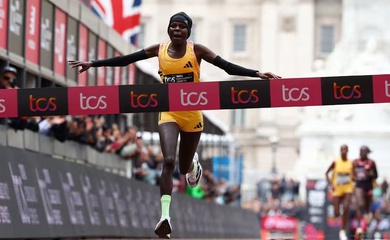 Ngôi sao điền kinh Kenya phá kỷ lục thế giới chạy 42,195km “toàn nữ” tại London Marathon 2024