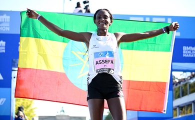 Cô gái Ethiopia phá sâu kỷ lục thế giới chạy 42,195km tại Berlin Marathon 2023