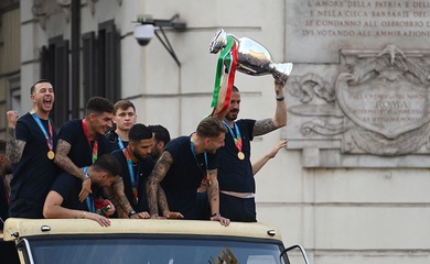 Các ngôi sao Italia diễu hành ăn mừng chức vô địch EURO trên xe buýt