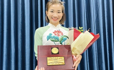 Ứng viên Nữ VĐV của năm Nguyễn Thị Oanh nhận giải thưởng khác trước Cúp Chiến Thắng 2023