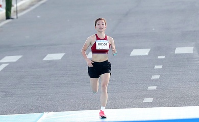Nguyễn Thị Oanh và dàn sao tuyển dự SEA Games 31 vô địch tại giải marathon Quy Nhơn