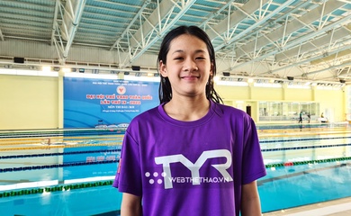 “Thần đồng” 14 tuổi Thúy Hiền cùng Huy Hoàng và tuyển bơi tập huấn Hungary trước SEA Games 32