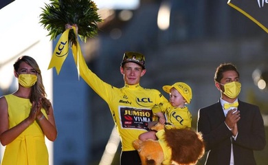 Jonas Vingegaard hạ “vua hai mùa” Tadej Pogacar, giành áo vàng Tour de France 2022