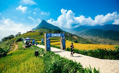 Tín đồ mê chạy địa hình tụ họp tại giải chạy đường mòn 10 năm tuổi ở Sa Pa