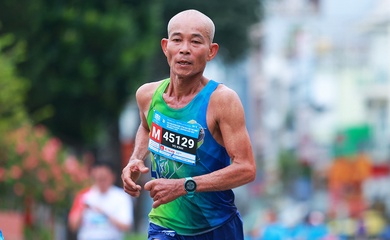 Ông nông dân 63 tuổi gốc Huế 7 ngày chạy hai marathon gần mốc dưới 3 giờ