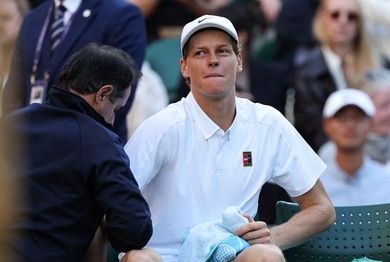 Chấn thương mới nhất của số 1 thế giới Jannik Sinner sau trận đấu quần vợt Wimbledon 2025 may mắn có thể gây sốc