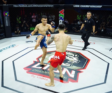 Lê Văn Tuần tung đòn đá cực hiểm hạ gục Phạm Văn Nam giành đai vô địch tại LION Championship 23