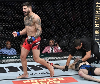 Ilia Topuria: Đứa trẻ tị nạn đã leo lên đỉnh cao UFC như thế nào?