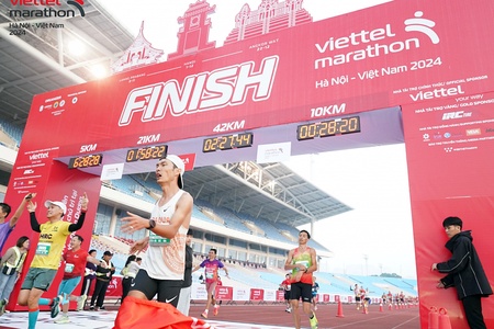 Hoàng Nguyên Thanh hẹn tái đấu Nguyễn Văn Lai sau "cuộc đua 1 giây kịch tính" ở Viettel Marathon 2024 chặng Việt Nam