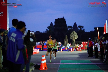 "Nam thần" đi bộ từ Pháp đến Campuchia và màn lên ngôi thuyết phục chặng Viettel Marathon Angkor Wat