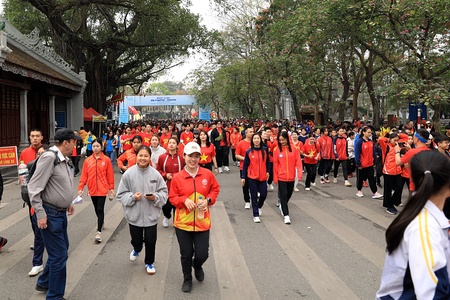 Sôi động ngày chạy Olympic và phát động giải chạy báo Hànộimới mở rộng lần thứ 50