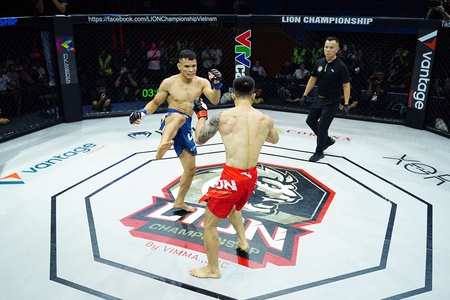 Lê Văn Tuần tung đòn đá cực hiểm hạ gục Phạm Văn Nam giành đai vô địch tại LION Championship 23
