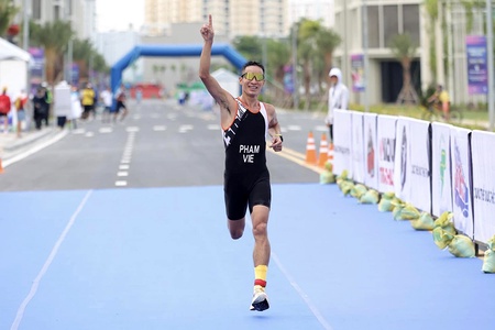 Quán quân HCV kép SEA Games Phạm Tiến Sản gặp sự cố tại giải triathlon các câu lạc bộ quốc gia 2024