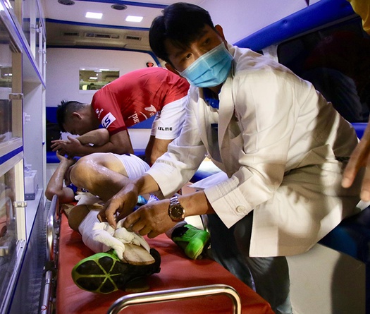 Ngô Hoàng Thịnh lên xe cứu thương, ăn năn xin lỗi Hùng Dũng