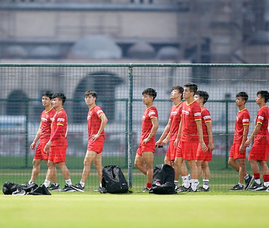 Không ngủ quên trên chiến thắng, tuyển Việt Nam lao vào tập luyện 