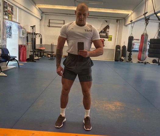 Conor McGregor cạo đầu cạo râu chuẩn bị thượng đài Manny Pacquiao