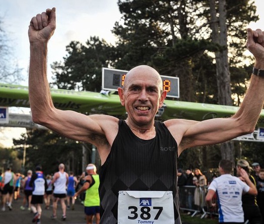 Người đàn ông suýt mất mạng vì nghiện rượu phá kỷ lục thế giới bán marathon trên 60 tuổi