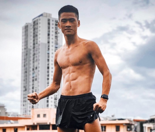 Chàng trai Hà Nội 17 tuổi bụng 6 múi phá kỷ lục đi bộ 5000m Giải Điền kinh trẻ Quốc gia 2020