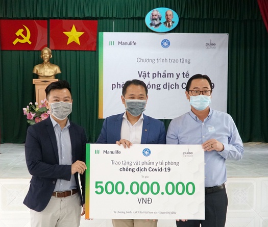 Ban tổ chức giải marathon ở Đà Nẵng và Manulife Việt Nam quyên góp 500 triệu cho tuyến đầu chống dịch