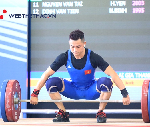 Chùm ảnh: Nhà vô địch SEA Games Lại Gia Thành hút hồn chị em, không cần phong cách đeo phone