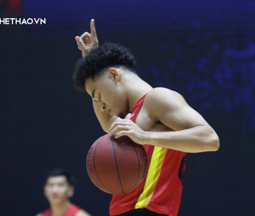 Saigon Heat và Cantho Catfish tri ân Kobe Bryant ở trận khai mạc VBA