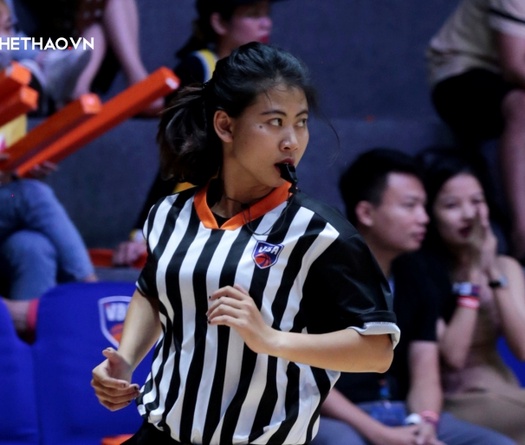 Trọng tài nữ đầu tiên bắt chính tại VBA là ai?