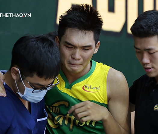 Đau lòng cảnh Phạm Hiền Tài rơi nước mắt rời sân vì chấn thương, Cantho Catfish lo lắng