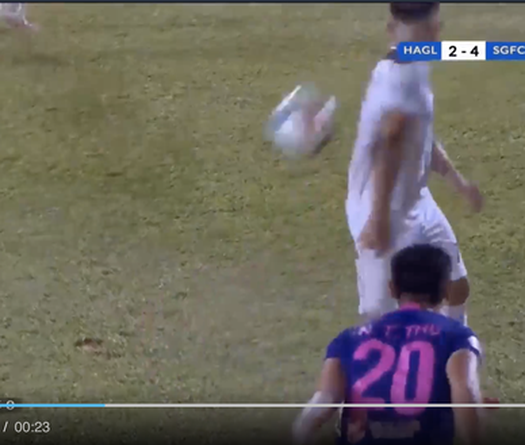 VPF đề nghị xử lý nghiêm cầu thủ Sài Gòn FC ném bóng vào mặt Hồng Duy