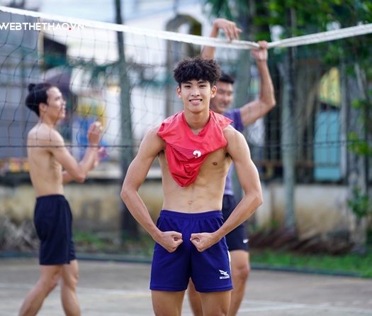 Chùm ảnh: Những sao trẻ bóng chuyền Khánh Hòa, Đà Nẵng vui vẻ trên sân tập