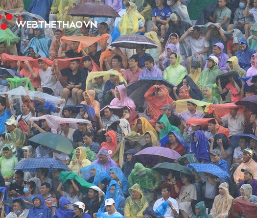 CĐV Bình Định đội mưa mong chờ mở hội lên V.League