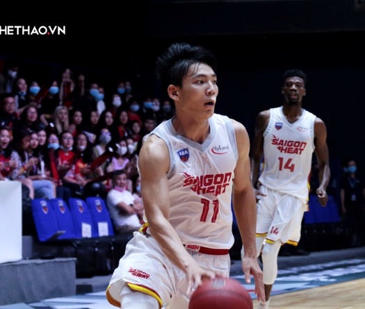 Video: Võ Kim Bản đổ máu sau pha va chạm với Lê Hiếu Thành