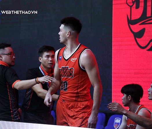 Video: Chris Dierker nổi nóng sau khi “ăn chỏ", sút bay ghế ở khu vực kỹ thuật