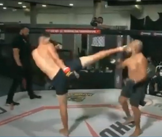 Võ sĩ MMA bị knockout tới 2 lần liên tiếp do sự tắc trách của trọng tài