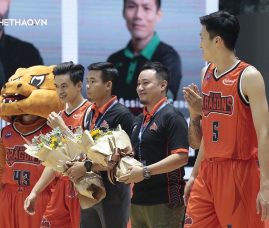 Danang Dragons và Cantho Catfish tri ân HLV trong ngày 20/11