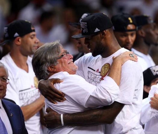 LeBron James khởi kiện ông chủ cũ vì tên một chiếc du thuyền