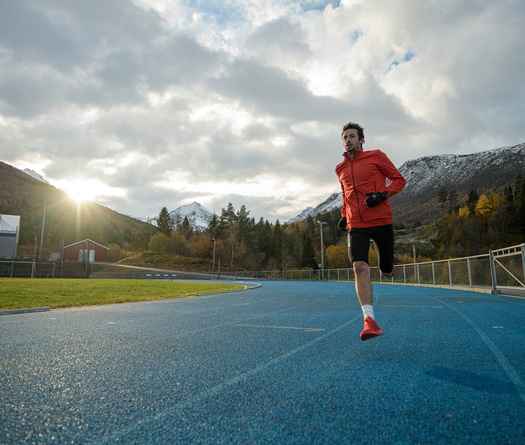 “Vua chạy địa hình” Kilian Jornet bỏ cuộc trong thử thách phá kỷ lục thế giới chạy 24 giờ