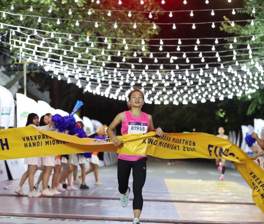Nguyễn Thị Oanh, Hồng Lệ cùng ẵm giải thưởng lớn giải chạy nửa đêm ở Hà Nội