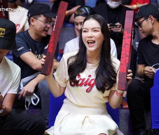 Lý Nhã Kỳ tới VBA Arena cổ vũ “hot boy” Saigon Heat từng khiến mình phải khóc