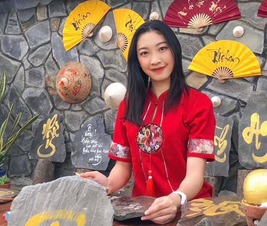 Em gái Đặng Thị Kim Thanh khoe ảnh Tết, xinh đẹp không kém phần cô chị Hoa khôi