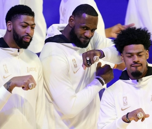 ĐKVĐ LA Lakers để thua LA Clippers trong ngày nhận Nhẫn Vô địch