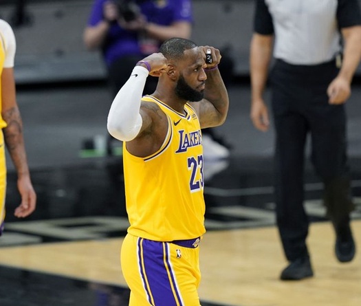 LeBron James mừng sinh nhật với 26 điểm, Lakers thắng trận thứ ba