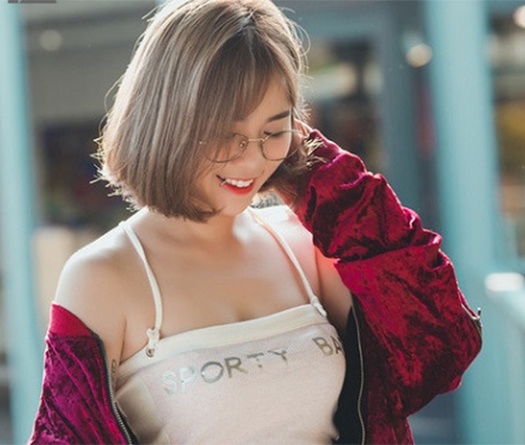 MisThy văng tục trên livestream khi đọc bình luận "kém duyên"