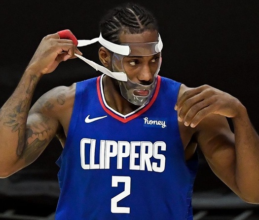 Kawhi Leonard diện mặt nạ siêu ngầu, đòi “trade” đồng đội Serge Ibaka vì gây ra chấn thương