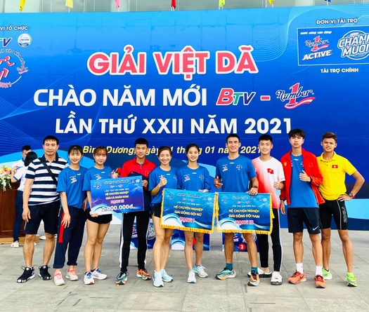Kỷ lục gia SEA Games 30 Nguyễn Thị Oanh lần đầu vô địch giải chạy Chào năm mới Bình Dương 2021