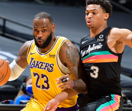 Anthony Davis và LeBron James cùng toả sáng, Lakers toát mồ hôi trước Spurs