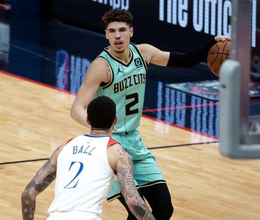 LaMelo Ball đánh bại anh trai Lonzo, suýt lập triple-double lịch sử