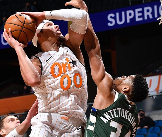 Nhận cú úp rổ trên đầu, Giannis cùng đồng đội trút giận bằng cơn mưa 3 điểm lên Orlando Magic