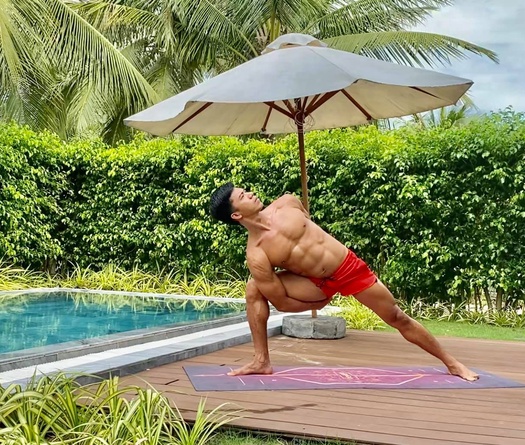 Tuyển thủ triathlon SEA Games khoe bụng 8 múi với bài tập yoga hấp dẫn