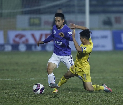 Phạm lỗi với Hùng Dũng, hậu vệ Nam Định nhận án phạt nguội